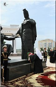 Патриарх Кирилл возлагает цветы к Мемориалу Славы в г. Саранске, 21.07.2011