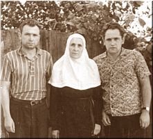  Слева направо: Василий Сергеевич Маслов (брат отца Иоанна), монахиня Нина (мать), Николай Сергеевич (брат отца Иоанна)