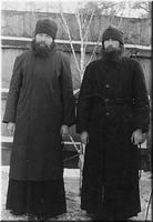  Отец Иоанн (справа) в Глинской пустыни. Фотография 1950-х годов