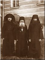  Отец Иоанн (справа) в Троице-Сергиевой Лавре после поступления в Московскую Духовную Семинарию