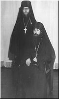  Отец Иоанн (сидит) и его духовный сын -профессор МДА, магистр богословия игумен Марк (Лозинский; + 1973)