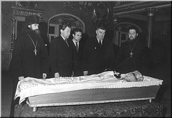  Отец Иоанн (слева) у гроба ректора МДАиС профессора протоиерея Константина Ружицкого. 1964 г.
