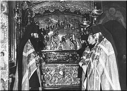  У мощей преподобного Сергия. Отец Иоанн первый слева