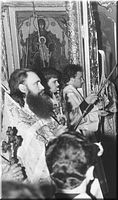  Во время богослужения. Отец Иоанн первый слева