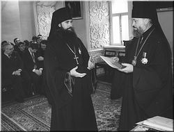  Ректор МДА архиепископ Владимир (Сабодан) награждает отца Иоанна орденом преподобного Сергия. 1980 г.