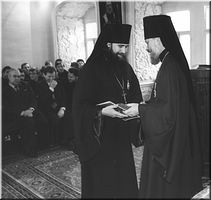  Отец Иоанн благодарит архиепископа Владимира (Сабодана) за награду