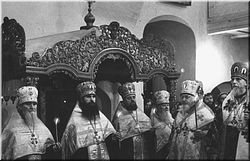  Отец Иоанн сослужит митрополиту Ленинградскому Антонию (Мельникову) (второй слева)