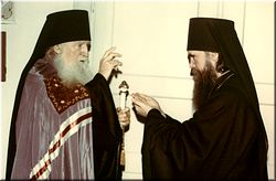  Отец Иоанн берет благословение у епископа Константина