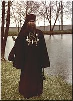  Отец Иоанн у пруда в Жировицком монастыре